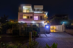 Façana frontal de l'allotjament (vespre/nit)