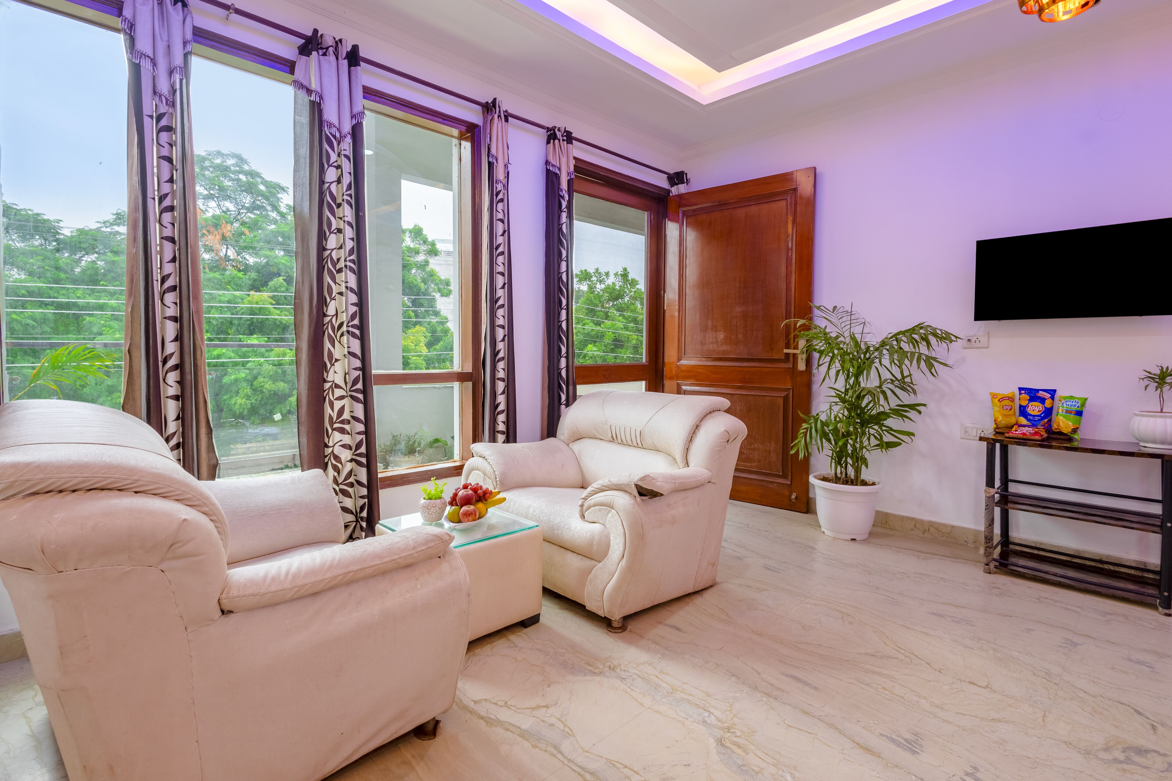 Suite Room with Balcony + Sofa | Desk, blackout drapes, soundproofing, iron/ironing board