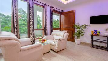 Suite Room with Balcony + Sofa | Desk, blackout drapes, soundproofing, iron/ironing board