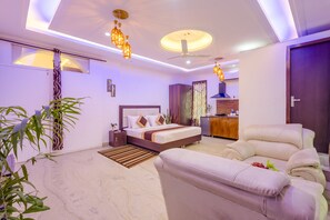 Suite Room with Balcony + Sofa | Desk, blackout drapes, soundproofing, iron/ironing board