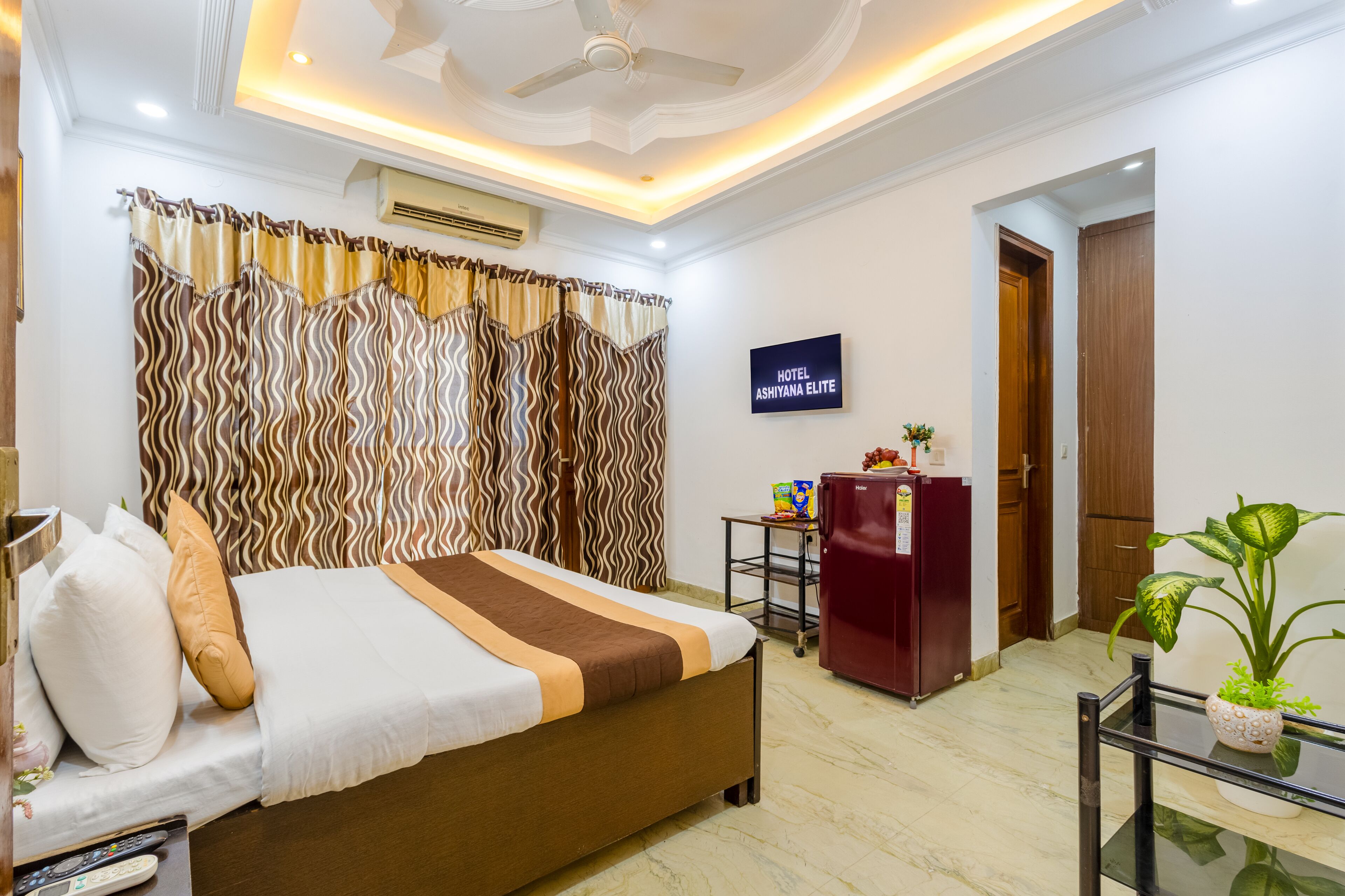 デスク、遮光カーテン、防音設備、アイロン / アイロン台