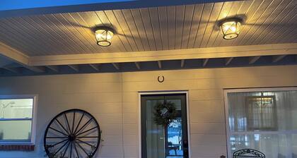 Lakefront Cottage with amazing views