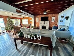 Tv, eldstad och kontor