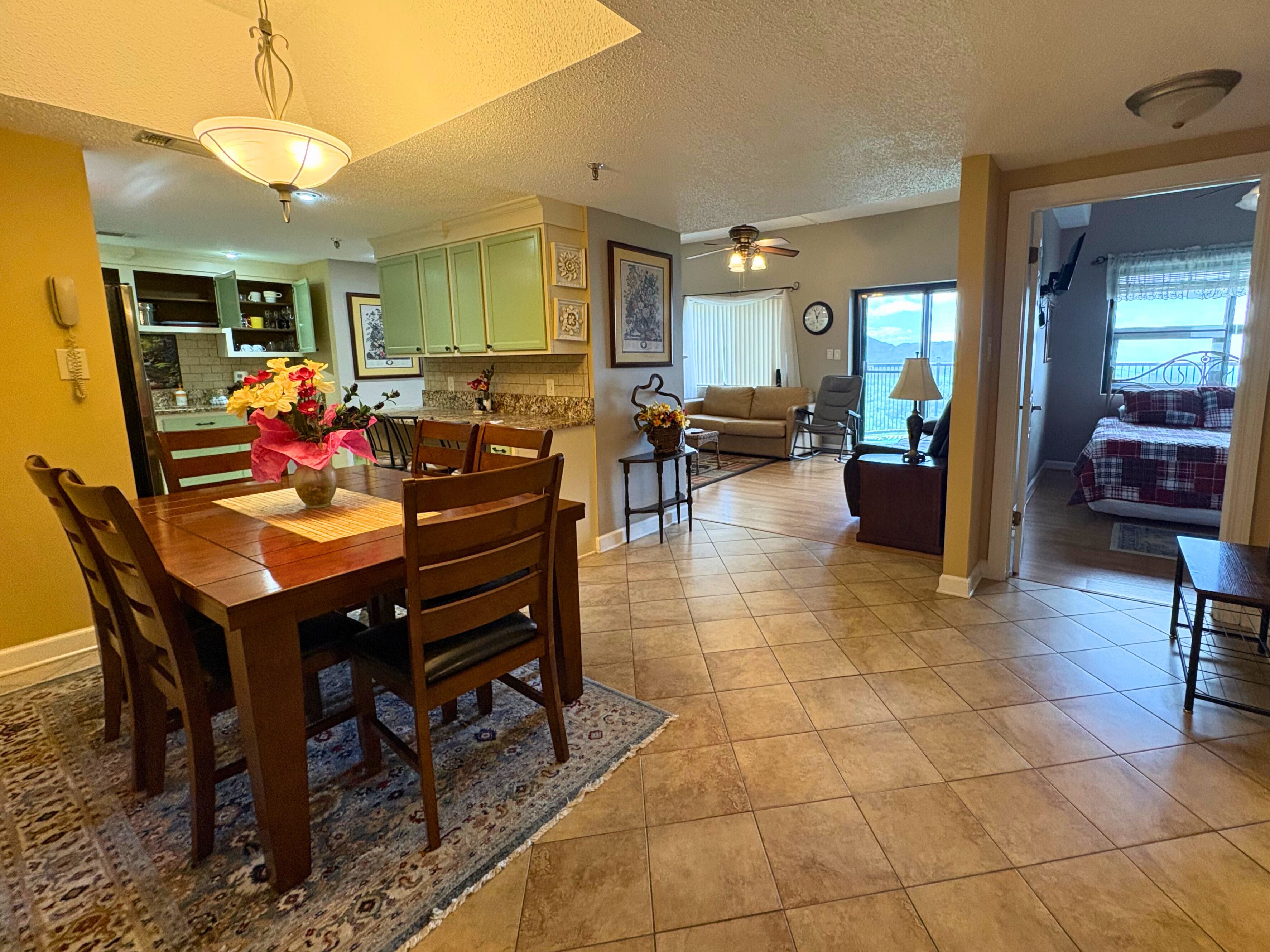 2-bed, 2-bath Condo- Top Of Sugar Mnt Breathtaking Long-range Mountain Views - Sugar Mountain, NC