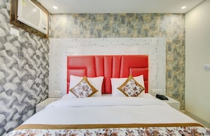 Deluxe Double Room, Balcony | Minibar, desk, free WiFi, bed sheets