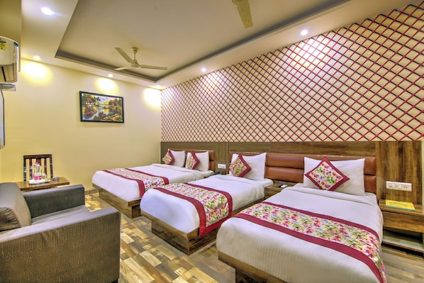 Family Room | Minibar, desk, free WiFi, bed sheets