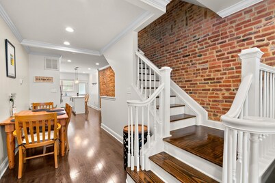 Fed Hill Luxury Retreat with Beautiful Views Harbor & Parking