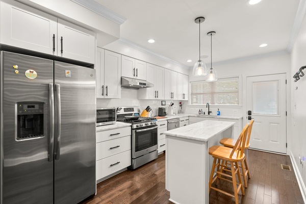 Køleskab, mikrobølgeovn, ovn, kogeplade