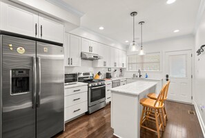 Refrigerador, microondas, horno, placa de cocina