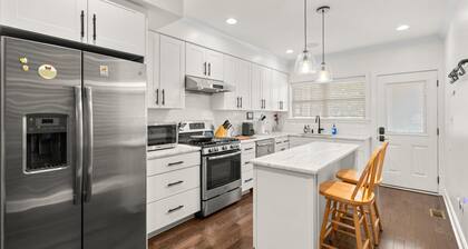 Fed Hill Luxury Retreat with Beautiful Views Harbor & Parking