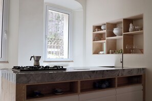 Kjøleskap, mikrobølgeovn, ovn og kokeplater