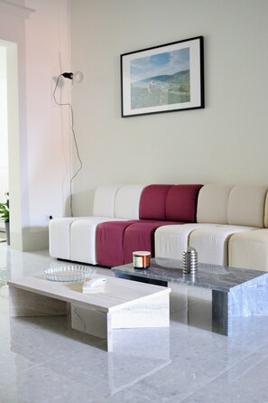 Una Smart TV, un reproductor estéreo