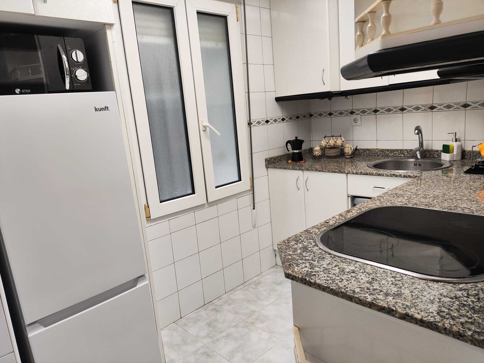 Frigorífico, microondas, placa de cocina y cafetera o tetera