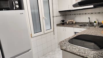 Frigorífico, microondas, placa de cocina y cafetera o tetera