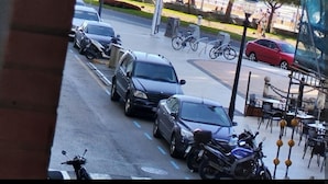 A street view with parked cars, bicycles, and a pedestrian area. - Casa Genoveva . 2ª Linea DE Playa SAN Lorenzo-gijon (Gijón)