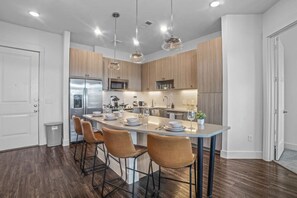 Fridge, microwave, oven, stovetop - Modern Artistic 2 Bed 2 Bath Condo with Pool and Golf Sim (Austin)