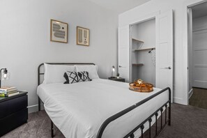 2 bedrooms, desk, iron/ironing board, WiFi