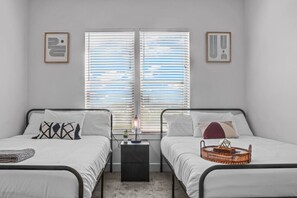 2 bedrooms, desk, iron/ironing board, WiFi - Luxurious New Unit|2Bd2Ba|Pool, Golf Sim (Austin)