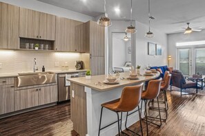 Interior - Luxurious New Unit|2Bd2Ba|Pool, Golf Sim (Austin)