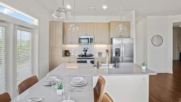 Lemari es, microwave, oven, dan kompor