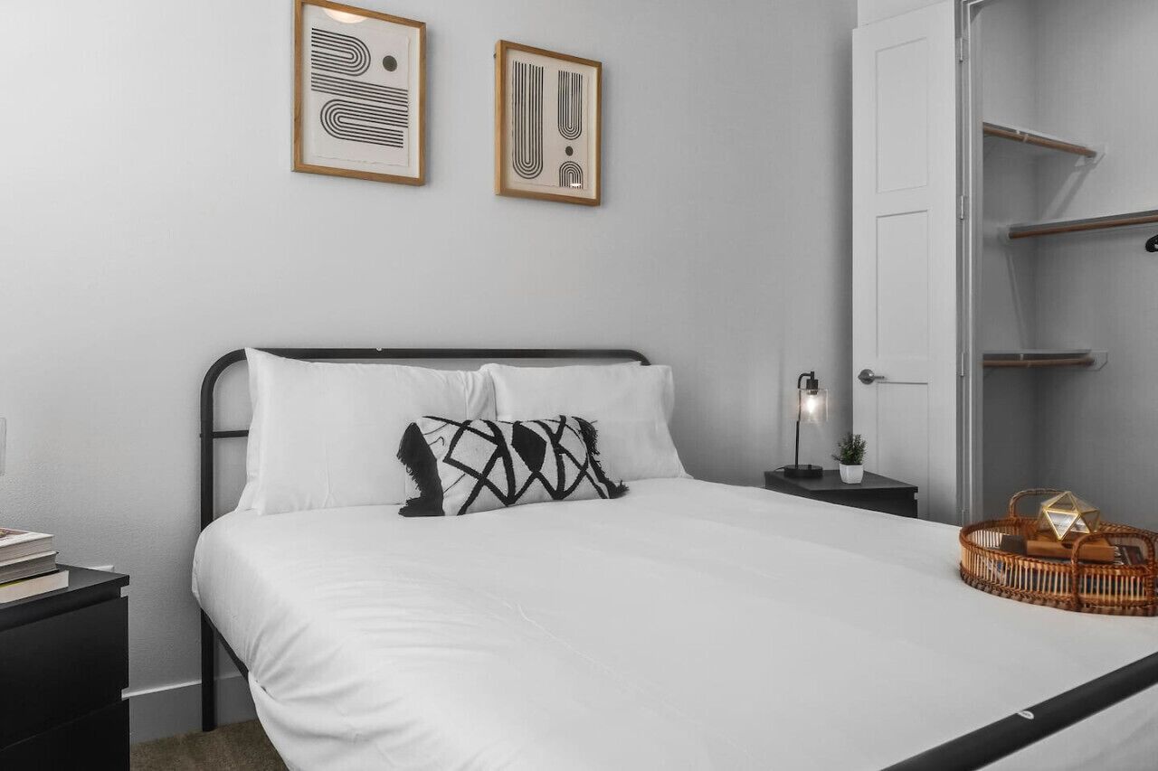 2 soverom, skrivebord, strykejern/-brett og wi-fi