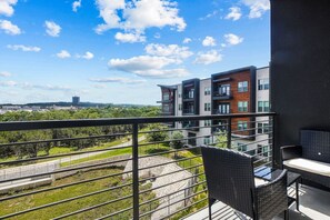 Property grounds - Luxurious New Unit|2Bd2Ba|Pool, Golf Sim (Austin)