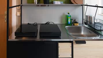 Kühlschrank, Herdplatte, Wasserkocher mit Kaffee-/Teezubehör