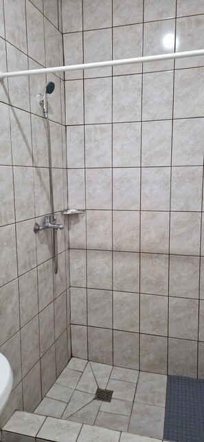 Departamento Confort, vista al patio | Baño | Toallas, jabón, papel de baño 