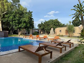 สระว่ายน้ำกลางแจ้ง