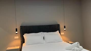 Habitación de diseñador | Escritorio, wifi gratis y ropa de cama