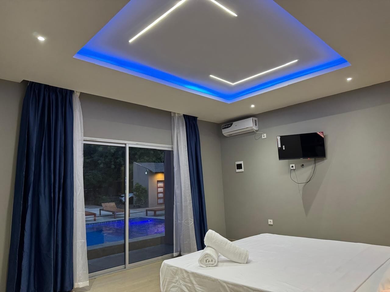 Habitación de diseñador | Escritorio, wifi gratis y ropa de cama 