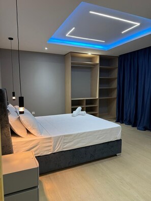 Rom – design | Skrivebord, wi-fi (inkludert) og sengetøy