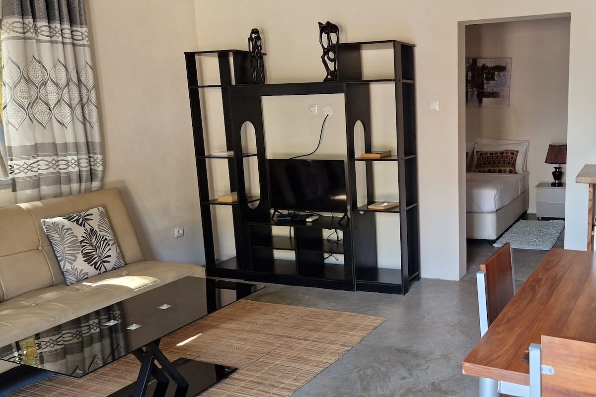 Comfort Apartment, Courtyard View | Desk, WiFi (free), bed sheets