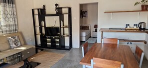 Comfort Apartment, Courtyard View | Desk, free WiFi, bed sheets - Comfort Inn Guest House (Maputo)