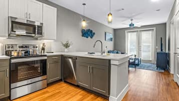 Refrigerador, microondas, horno, placa de cocina