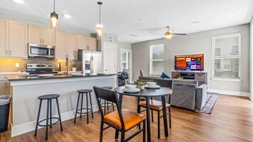 Kylskåp, mikrovågsugn, ugn och spishäll