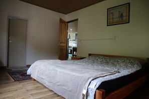 3 bedrooms, WiFi, bed sheets - Coral Paradise Homestay hosted by Musician Roshan Mangrati (Kalimpong)