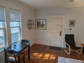 Dining - Cozy 1-bedroom apartment in tranquil Atlanta with WiFi, AC (Atlanta)