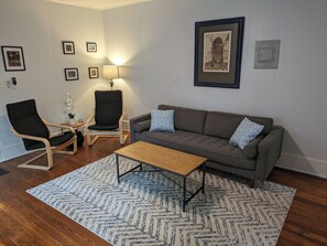 Living area - Cozy 1-bedroom apartment in tranquil Atlanta with WiFi, AC (Atlanta)