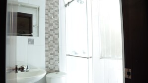 Basic Double Room, City View | Bathroom | Shower, towels, soap, toilet paper - Total palacio del rey (Duitama)