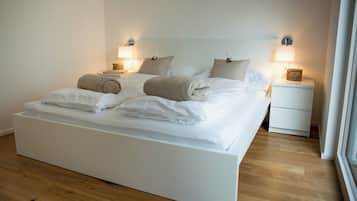 4 slaapkamers, een bureau, een strijkplank/strijkijzer, reisbedje