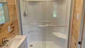 Douche, sĂšche-cheveux, serviettes fournies, savon