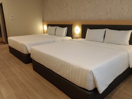 Family Room, Non Smoking | Peti besi dalam bilik, meja, ruang kerja komputer riba 