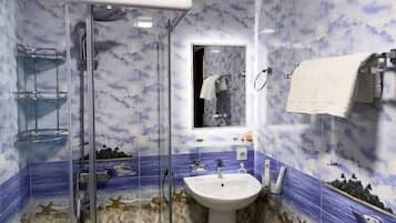 Habitación cuádruple estándar, vistas a la ciudad | Wifi gratis