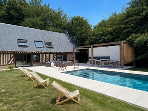 Una piscina al aire libre, una piscina climatizada
