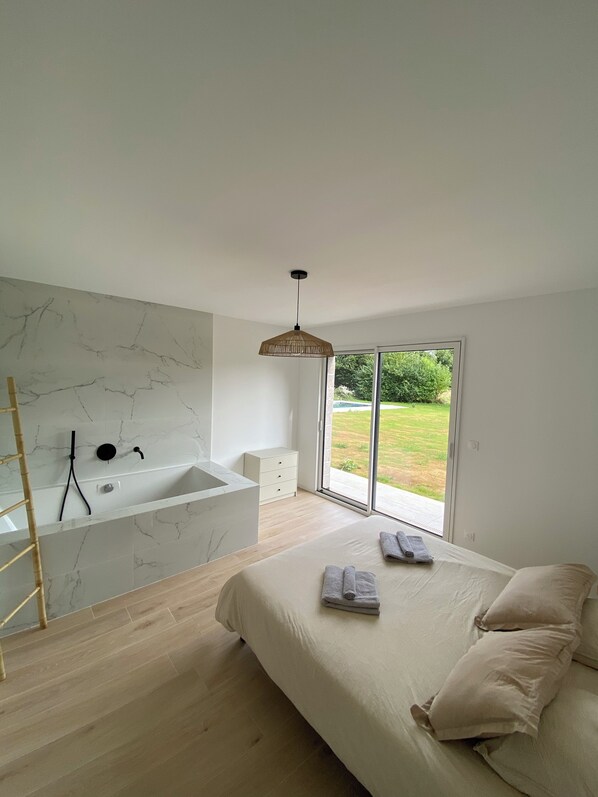 5 bedrooms, travel crib, free WiFi, bed sheets - La Villa Saint-Léger - 5 Bedrooms - Swimming pool - garden (La Lande-Saint-Léger)