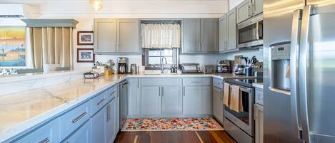 Køleskab, mikrobølgeovn, ovn, kogeplade