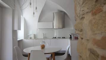 Forno, piano cottura, lavastoviglie, seggiolone