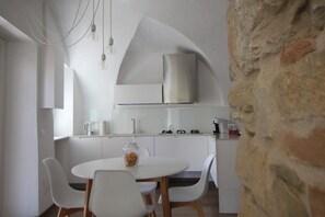Four, plaque de cuisson, lave-vaisselle, chaise haute