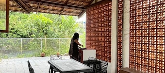 Charming 2-bedroom villa with WiFi, AC in enchanting Kochi